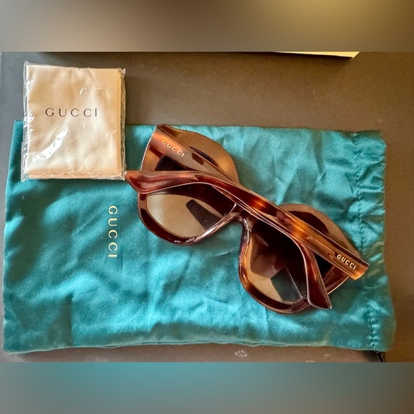RARE GUCCI Vintage Tortoise
Brown Gradient Cat Eye Ladies Sunglasses - Picture 2 of 16
